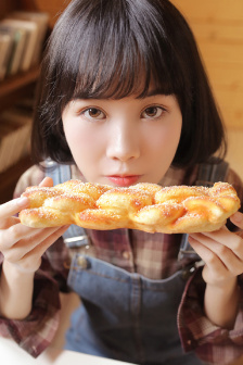 女班长哭着说不能生孩子视频