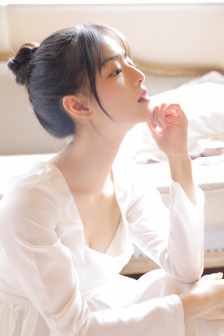 饭桌上故意张开腿让公